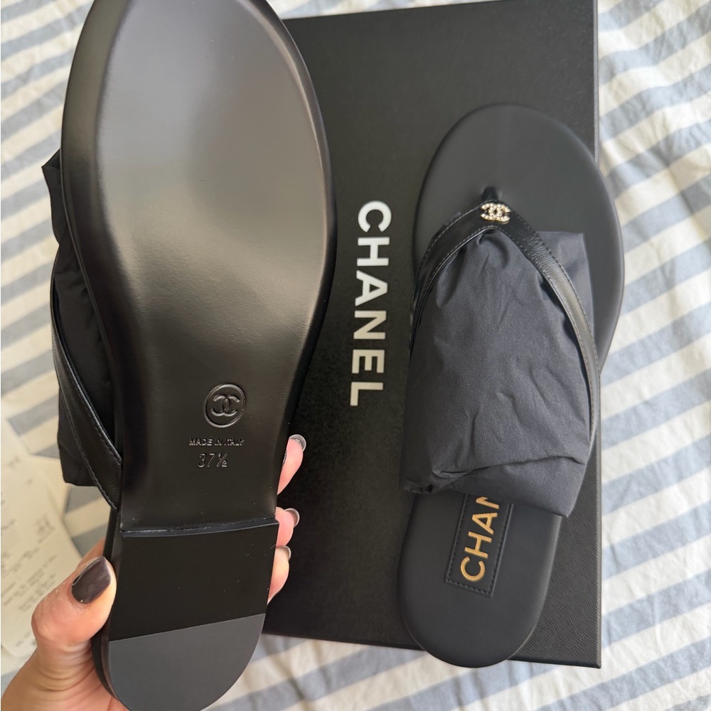 CHANEL Black Leather CC Logo Thong Sandals - Picture 3 of 3